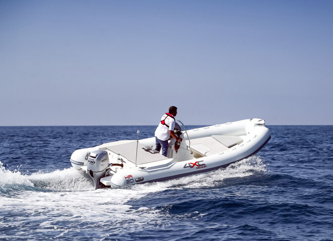 Navegación deportiva con embarcación semi-rígida equipada con motor fueraborda Honda BF40