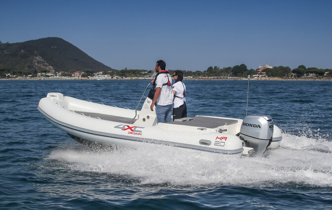 Navegación deportiva con embarcación semi-rígida equipada con motor fueraborda Honda BF40