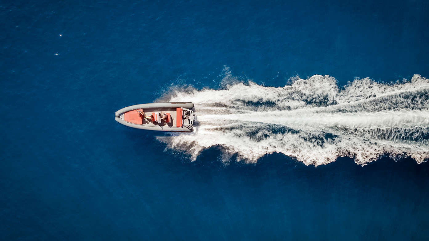 Vista superior de una embarcación semirrígida navegando equipada con un motor fueraborda Honda BF200