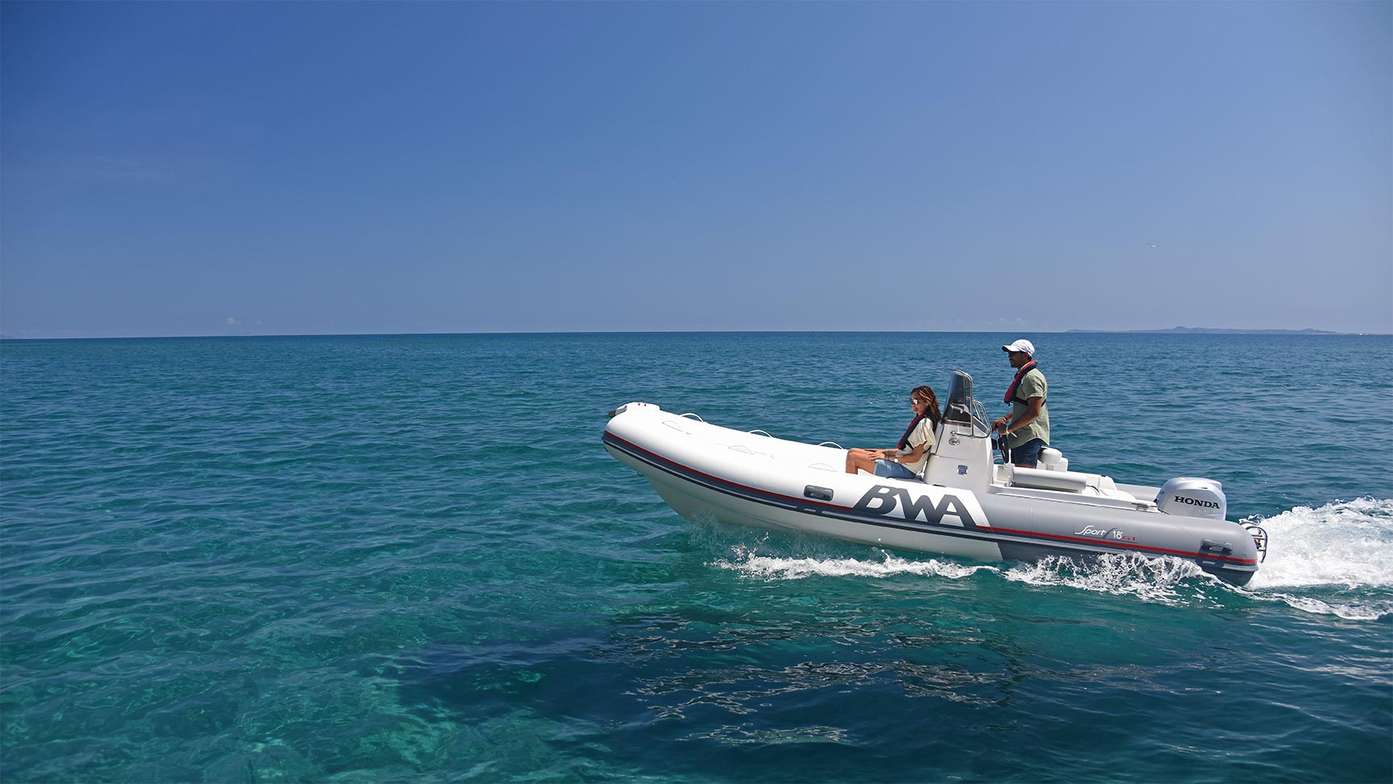 Pareja navegando en una embarcación neumática equipada con motor fueraborda Honda BF40