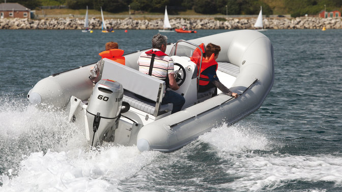 Navegación deportiva con embarcación neumática equipada con motor fueraborda Honda BF60