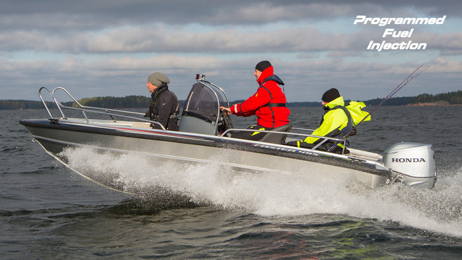 Pescadores navegando con embarcación de aluminio equipada con motor fueraborda Honda BF60