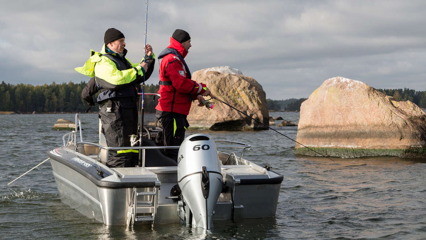 Dos pescadores en una embarcación de aluminio fondeada equipada con un motor fueraborda Honda BF 60