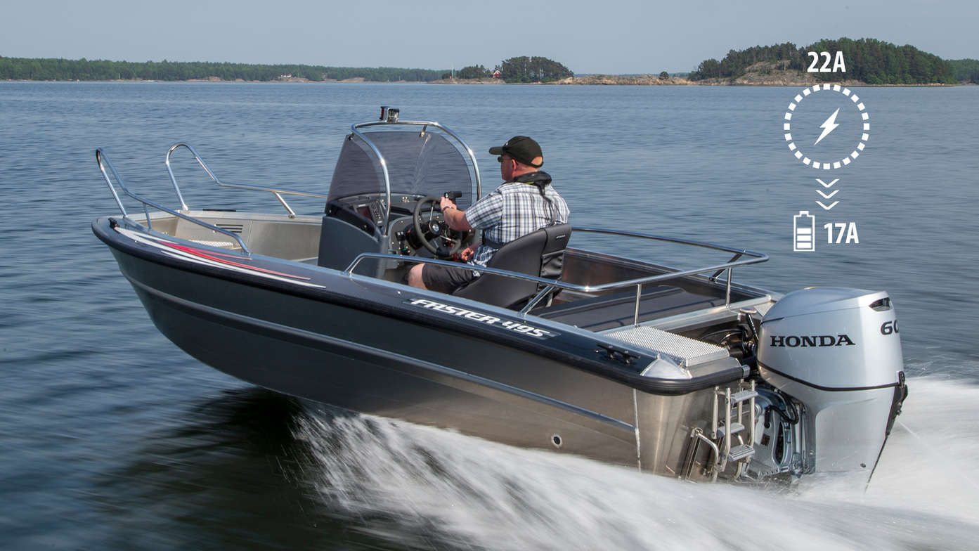 Hombre navegando con una embarcación de aluminio equipada con un motor fueraborda Honda BF60