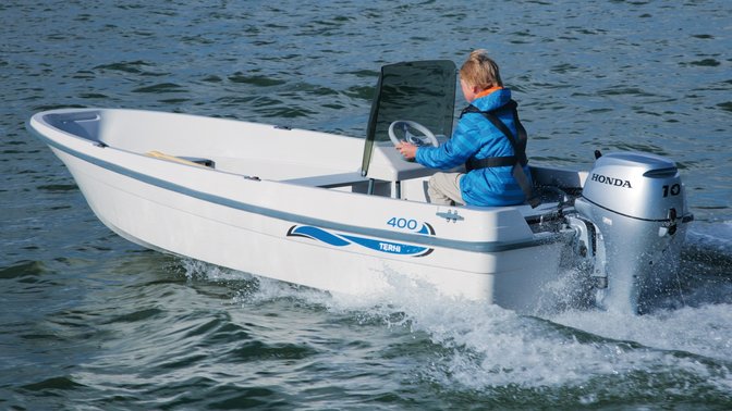 Niño navegando con embarcación rígida equipada con un motor fueraborda Honda