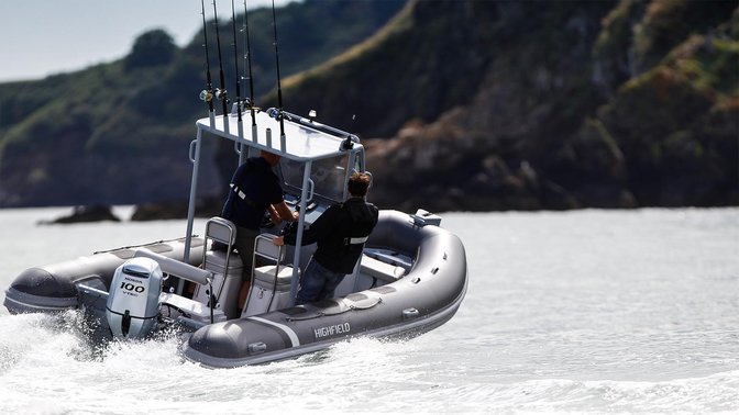 Navegación deportiva con embarcación semirrígida equipada con motor fueraborda Honda BF100
