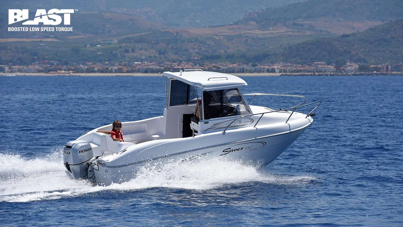Embarcación de fibra equipada con un motor fueraborda Honda BF80